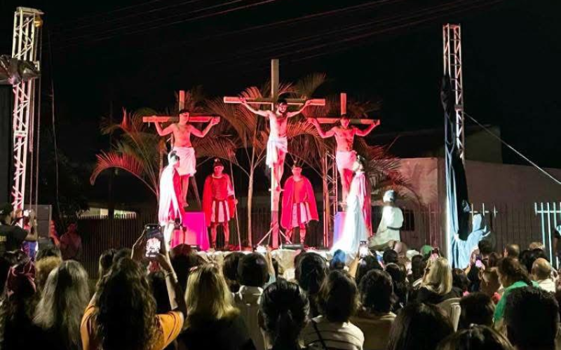 Encenação da Paixão de Cristo no Jardim Tropical: Uma Noite de Emoção e Fé em Campo Mourão