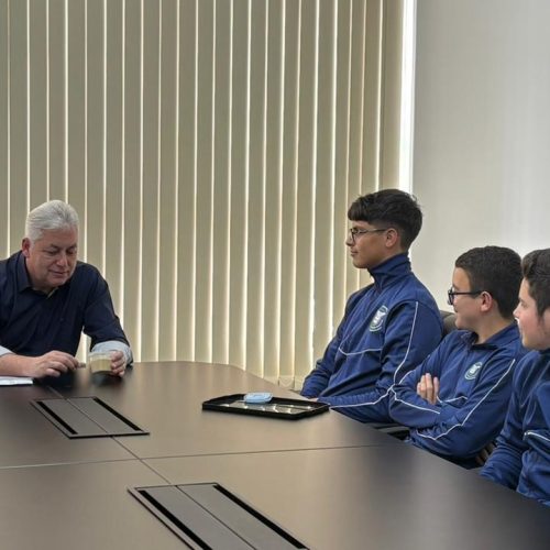 Alunos do Colégio Cívico-Militar Darcy Costa visitam prefeito após receberem menção honrosa no HackTech Paraná