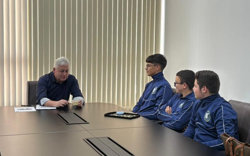 Alunos do Colégio Cívico-Militar Darcy Costa visitam prefeito após receberem menção honrosa no HackTech Paraná