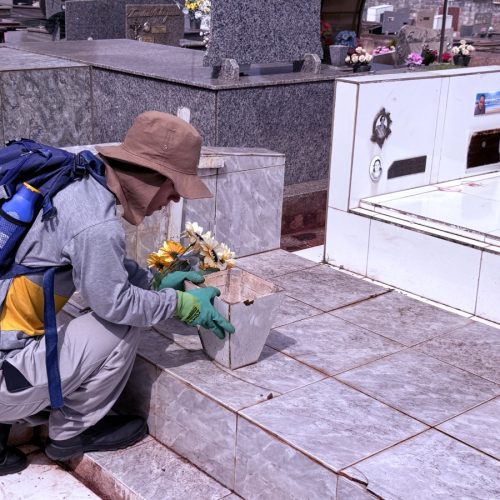 Agentes de Endemias realizam ação preventiva no Cemitério Municipal antes do Dia de Finados