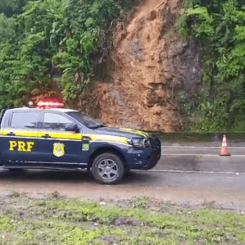 BR-277 volta a ter tráfego em mão dupla após queda de barreira no km 41
