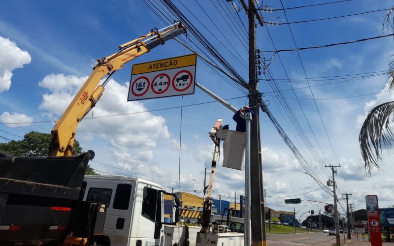 Prefeitura instala novas sinalizações para desviar tráfego pesado do centro de Campo Mourão