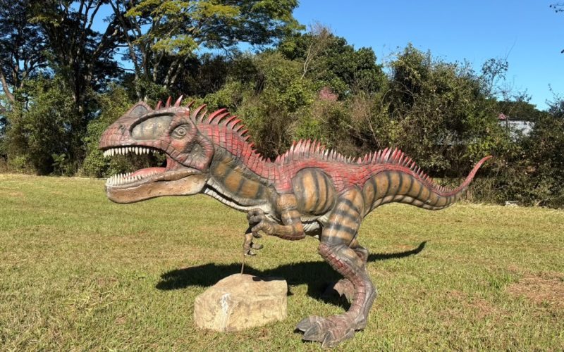 Parque de dinossauros leva réplicas gigantes e experiência interativa à 31ª Festa Nacional do Carneiro no Buraco