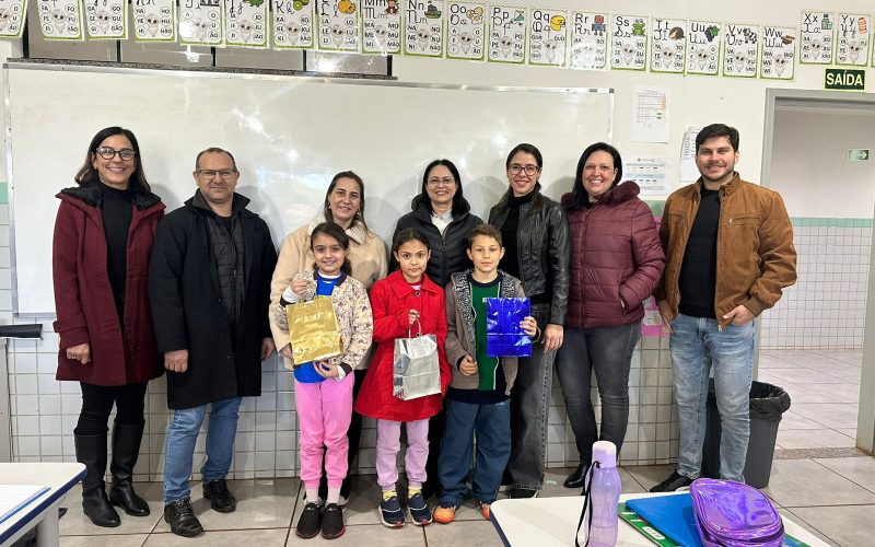 Alunos da Escola Castro Alves são premiados em concurso de redação sobre combate à dengue