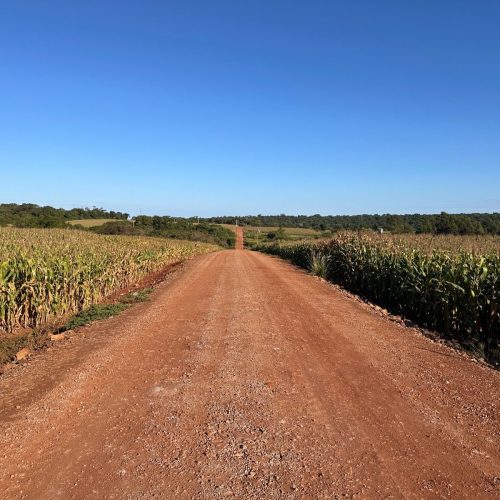 Prefeitura realiza manutenção em estrada rural estratégica para escoamento da produção e turismo