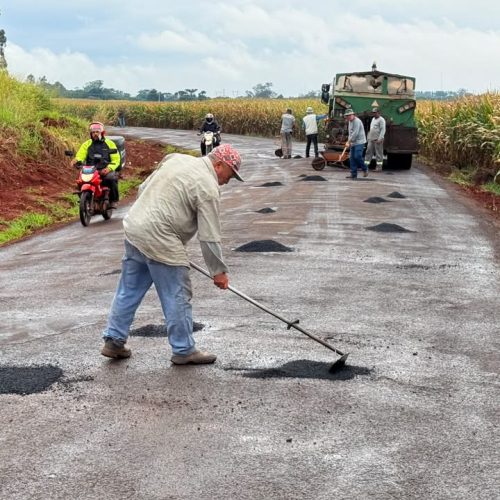 Prefeitura de Campo Mourão realiza operação tapa-buracos na estrada principal da Vila Guarujá