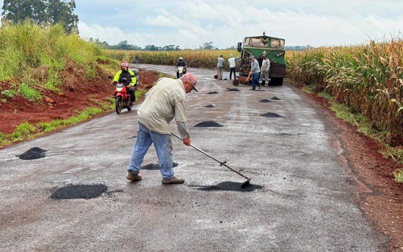 Prefeitura de Campo Mourão realiza operação tapa-buracos na estrada principal da Vila Guarujá