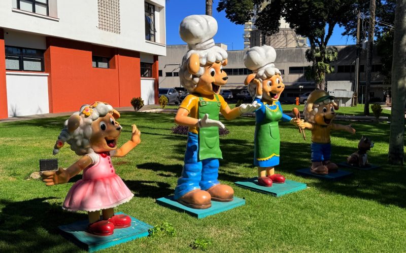 Família Carneiro já recepciona visitantes em frente à Prefeitura de Campo Mourão