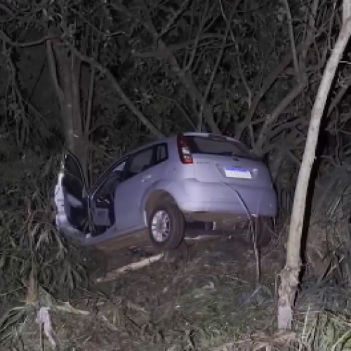Motorista perde o controle e sai da pista na PR-487 entre Campo Mourão e Luiziana