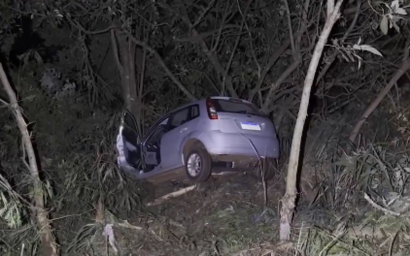 Motorista perde o controle e sai da pista na PR-487 entre Campo Mourão e Luiziana
