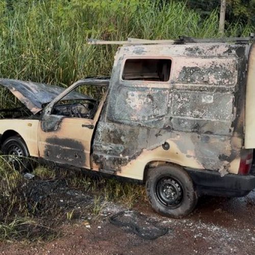 Fiorino pega fogo na PR-487 próximo ao trevo saída para MAMBORÊ; veículo foi completamente destruído