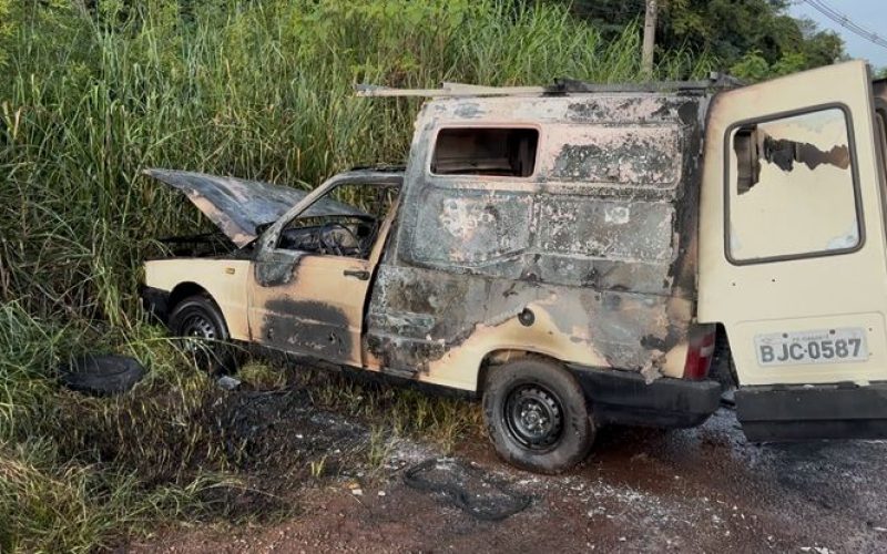 Fiorino pega fogo na PR-487 próximo ao trevo saída para MAMBORÊ; veículo foi completamente destruído