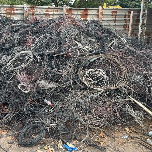Prefeitura retira cerca de 5 toneladas de fios abandonados nos postes de Campo Mourão