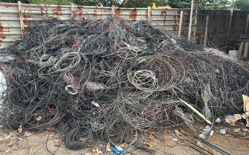 Prefeitura retira cerca de 5 toneladas de fios abandonados nos postes de Campo Mourão