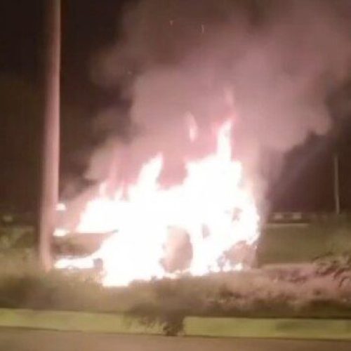 VÍDEO: Carro passa direto na rotatória de Goioerê, bate e pega fogo – ASSISTA