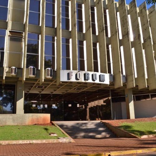 Homem é preso após manter mulher em cárcere privado e invadir Fórum de Campo Mourão