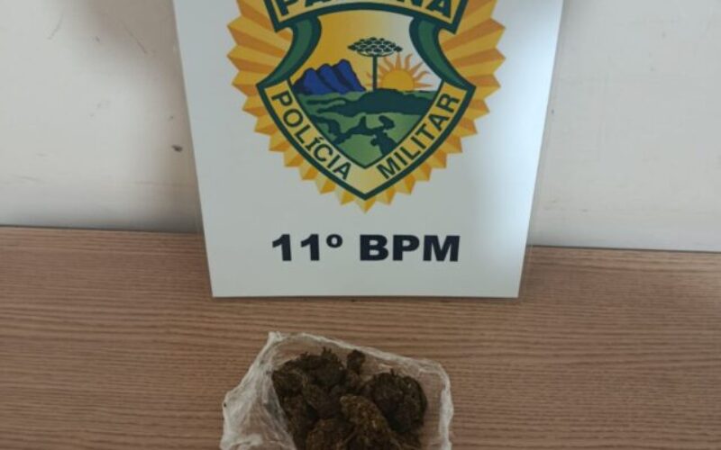 Jovem de 23 anos é detido com maconha após tentativa de fuga em Campo Mourão