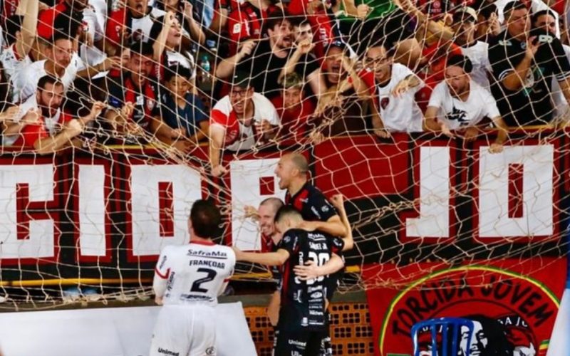 Final de semana foi de emoção para a torcida mourãoense no campo e na quadra
