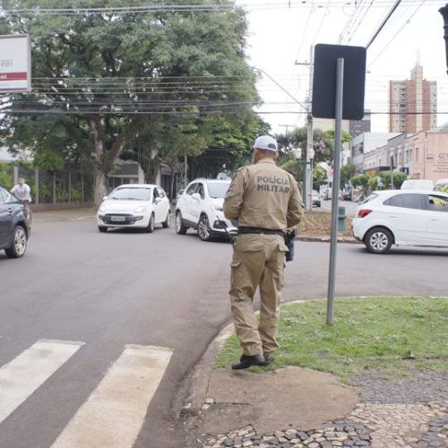 Idosa fica ferida ao ser atropelada por caminhonete, no centro de CM