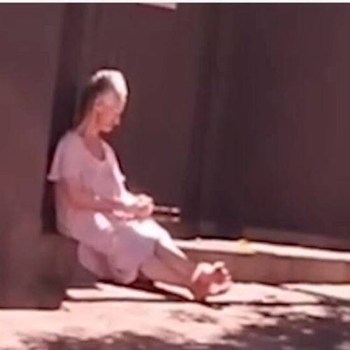 Câmera mostra idosa de 74 anos no sol como forma de castigo