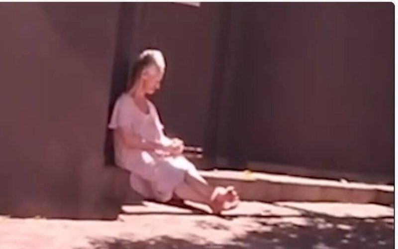 Câmera mostra idosa de 74 anos no sol como forma de castigo