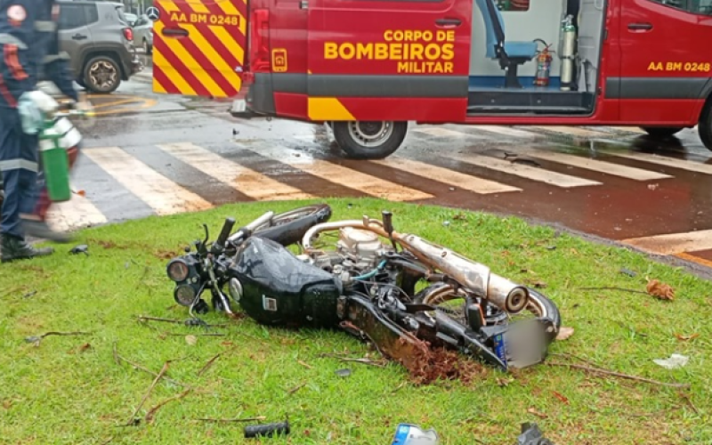 GRAVE ACIDENTE EM CAMPO MOURÃO: MOTOCICLISTA DE 19 ANOS SOFRE FRATURA EXPOSTA E É SOCORRIDO EM ESTADO GRAVE