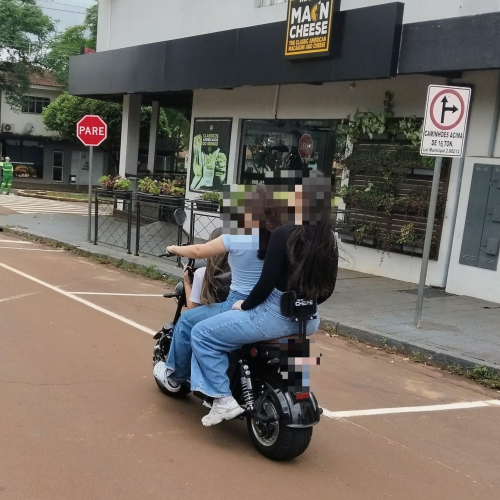 ABSURDO NO TRÂNSITO EM CAMPO MOURÃO! TRÊS PESSOAS EM MOTONETA ELÉTRICA, SEM CAPACETE E SEM PLACA CHAMAM A ATENÇÃO