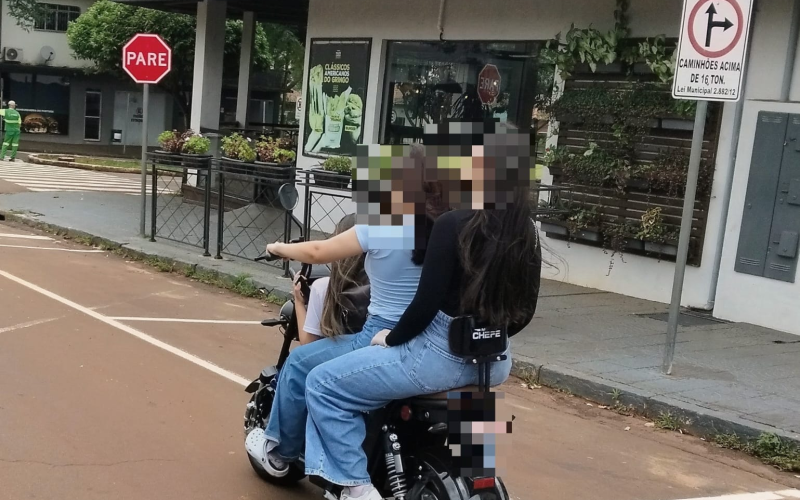 ABSURDO NO TRÂNSITO EM CAMPO MOURÃO! TRÊS PESSOAS EM MOTONETA ELÉTRICA, SEM CAPACETE E SEM PLACA CHAMAM A ATENÇÃO