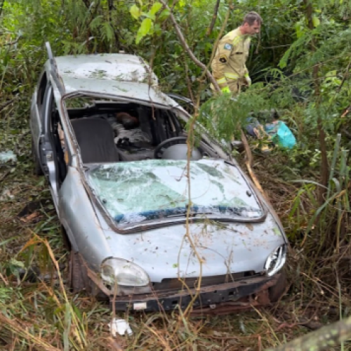 Motorista fica ferido após perder controle de Corsa e parar em barranco na PR-487 em Campo Mourão