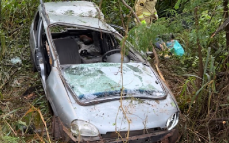 Motorista fica ferido após perder controle de Corsa e parar em barranco na PR-487 em Campo Mourão