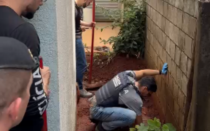 Corpo de mulher desaparecida é encontrado enterrado no quintal de casa em Campo Mourão