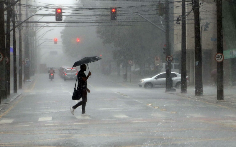 Paraná terá fim de semana cinzento com risco de tempestades, prevê Simepar