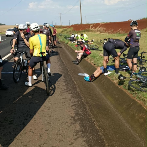 Passeio ciclístico resultou numa queda colectiva e deixou vários participantes feridos na manhã deste domingo