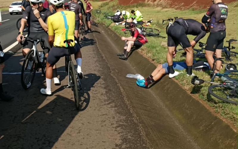 Passeio ciclístico resultou numa queda colectiva e deixou vários participantes feridos na manhã deste domingo