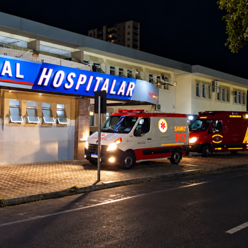 Acidente entre ambulância e motocicleta deixa uma pessoa gravemente ferida na PR-158