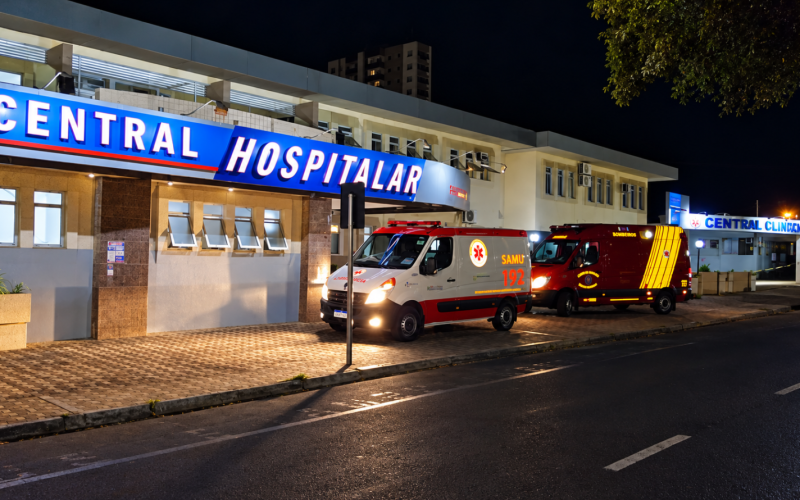 Acidente entre ambulância e motocicleta deixa uma pessoa gravemente ferida na PR-158
