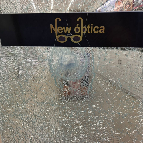 Ótica é alvo de furto no centro de Campo Mourão e empresário tem prejuízo com danos à porta