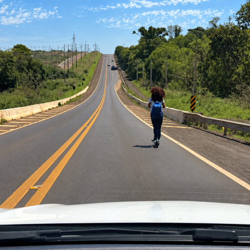 Jovem é flagrada de patinete elétrico na PR-558, entre Campo Mourão e Araruna
