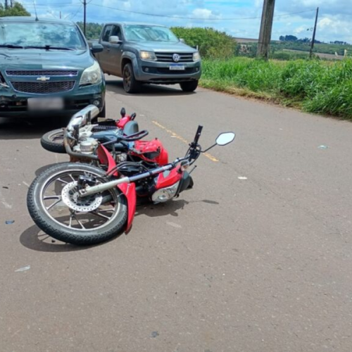 Jovem fica ferida em acidente entre carro e motocicleta em Campo Mourão