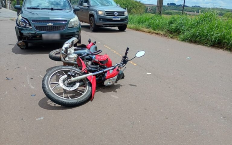 Jovem fica ferida em acidente entre carro e motocicleta em Campo Mourão