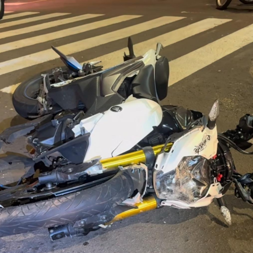 Um motoboy de 19 anos ficou gravemente ferido após uma colisão entre sua motocicleta e um Ford Ka