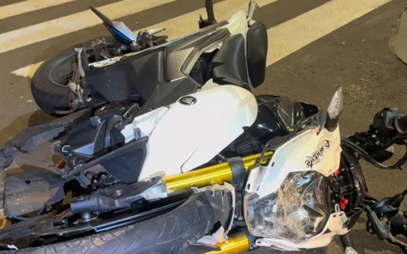 Um motoboy de 19 anos ficou gravemente ferido após uma colisão entre sua motocicleta e um Ford Ka