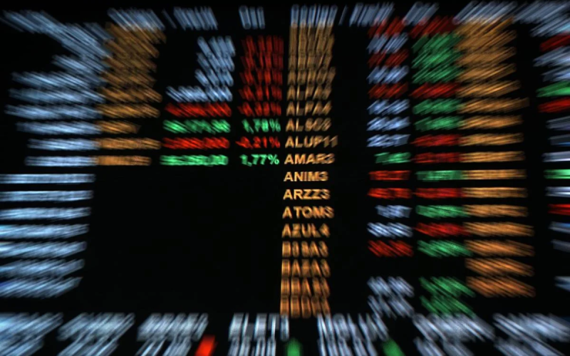 📈 BOLSA DISPARA E FECHA ACIMA DOS 208 MIL PONTOS EM MEIO À DISPUTA PRESIDENCIAL
