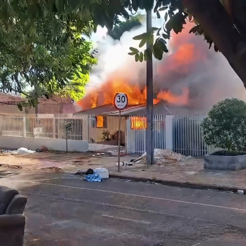 Incêndio destrói residência e deixa família sem pertences no Jardim Bandeirantes, em Campo Mourão