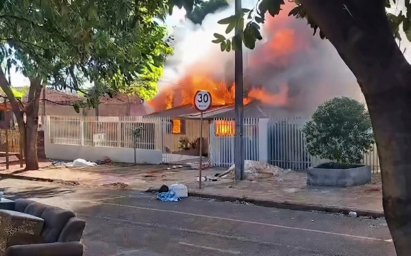Incêndio destrói residência e deixa família sem pertences no Jardim Bandeirantes, em Campo Mourão