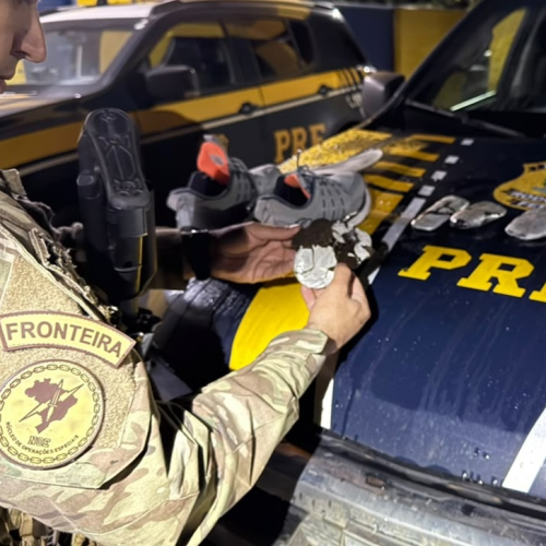 PRF DESCOBRE HAXIXE ESCONDIDO SOB PALMILHAS DE TÊNIS E PRENDE PASSAGEIRO EM CAMPO MOURÃO