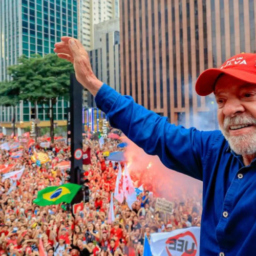 Lula é reeleito presidente após virada histórica contra Flávio Bolsonaro