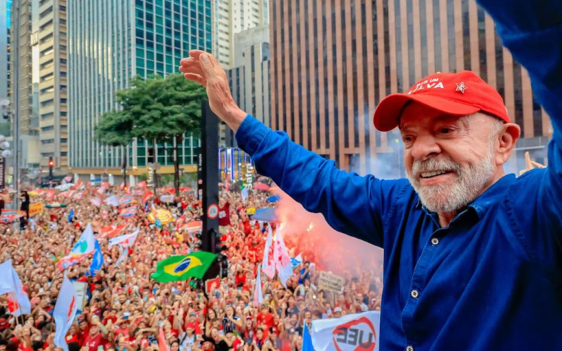 Lula é reeleito presidente após virada histórica contra Flávio Bolsonaro