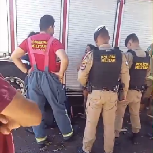 Mulher incendeia a própria casa e tenta agredir bombeiros após briga de casal em Campo Mourão