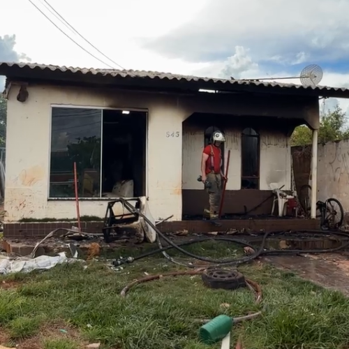 Bombeiro resgata casal de incêndio após luta corporal com homem dentro de residência em Campo Mourão